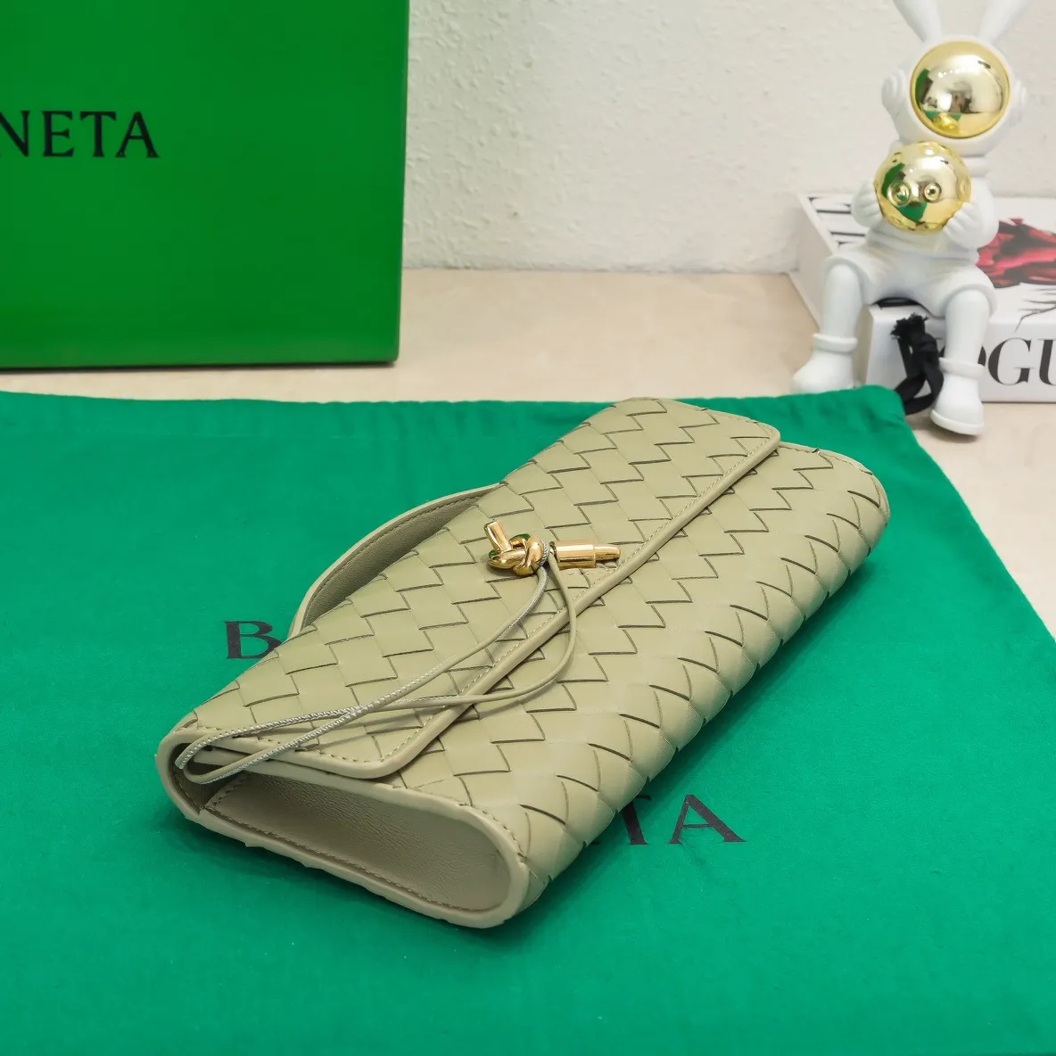 The batch of 1360 BV Andiamo evening handbags has been heavily planted again~ The designer aesthetics in the era of economic downturn are back. I fall in love with it at first sight and can't put it down. It's so beautiful and full of aura. The shape and texture are very competitive. It's light in weight and has sufficient capacity. It's a must-have for fashionistas. It's suitable for many occasions, minimalist, high-end and light luxury. Model No.: 741511 Size: 31*13*3cm